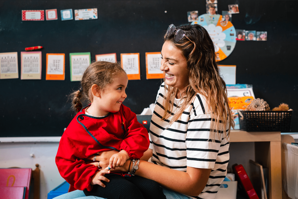 Elève heureux en classe