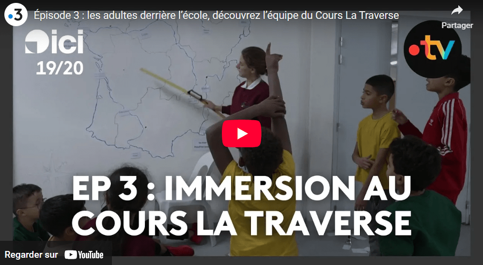 Les adultes derrière l'école